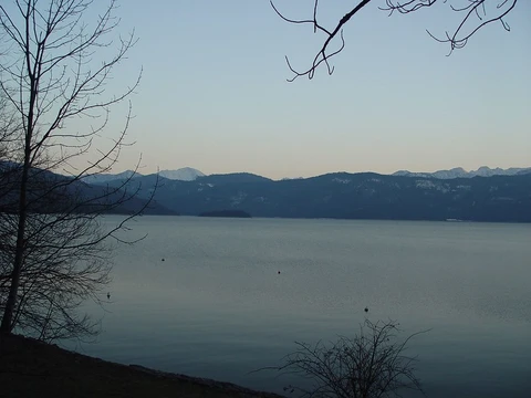 An image depicting the trail Königshaus am Herzogstand Walk via Kesselberg and its surrounding area.