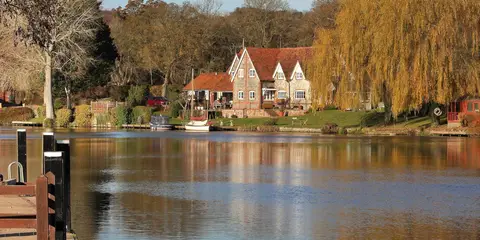 An image depicting the trail Henley-on-Thames - Aston and Hambleden and its surrounding area.