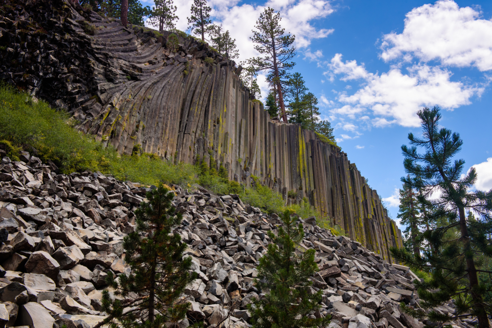 An image depicting the trail Superior Lake, Upper and Lower Beck Lakes via John Muir Trail and its surrounding area.