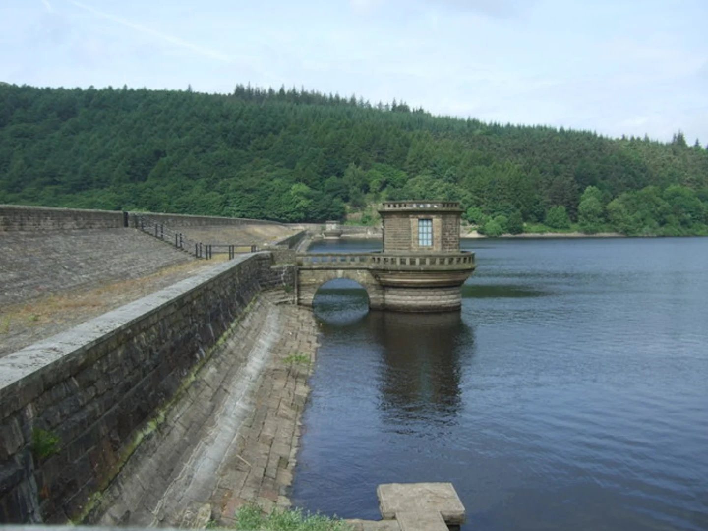 An image depicting the trail River Derwent and Ladybower Dam Loop and its surrounding area.