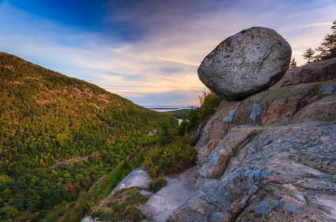 An image depicting the trail Bubbles Divide Trail and its surrounding area.