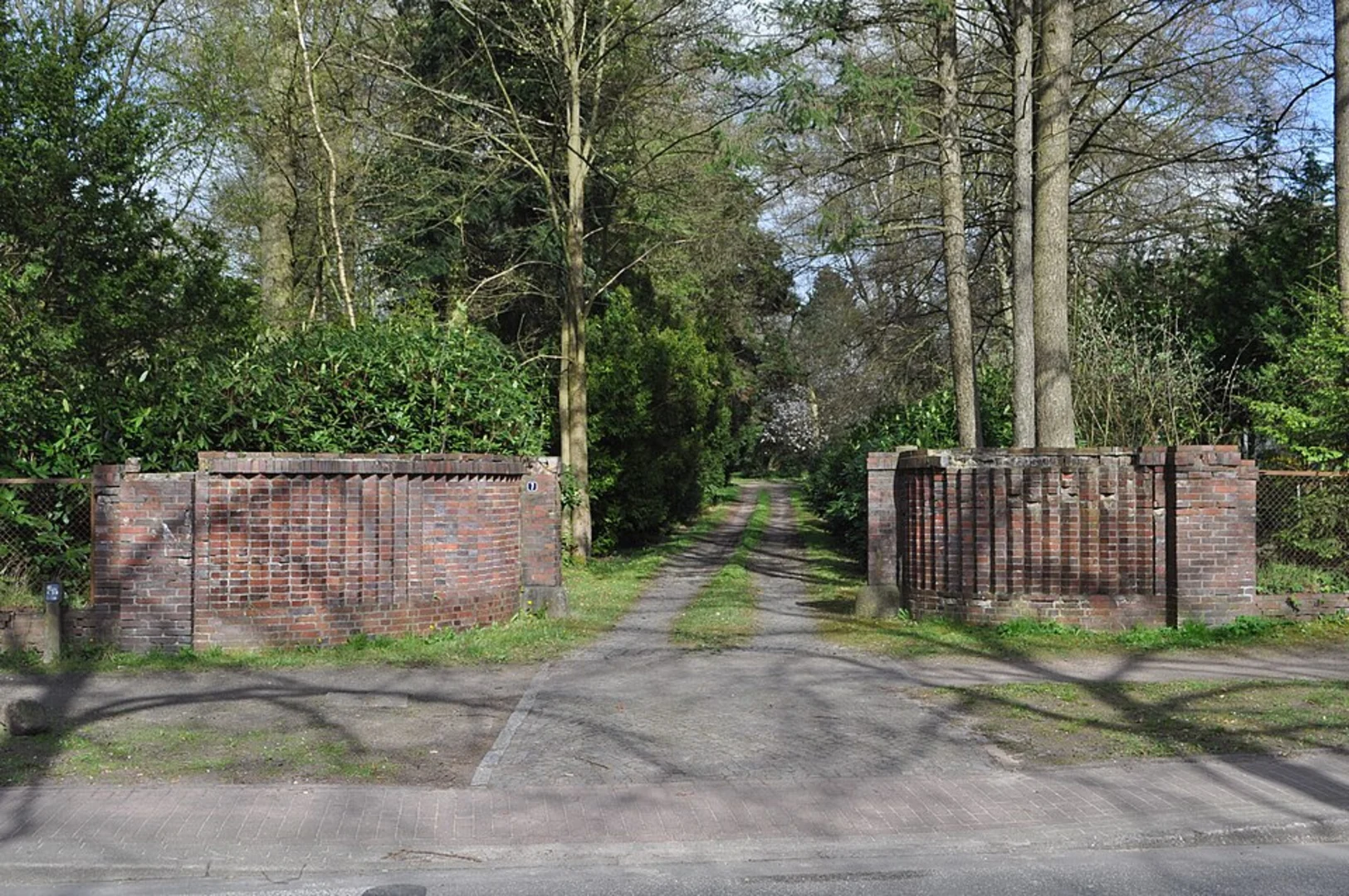 An image depicting the trail Hansdorfer Brook via Duvenstedter Triftweg and its surrounding area.