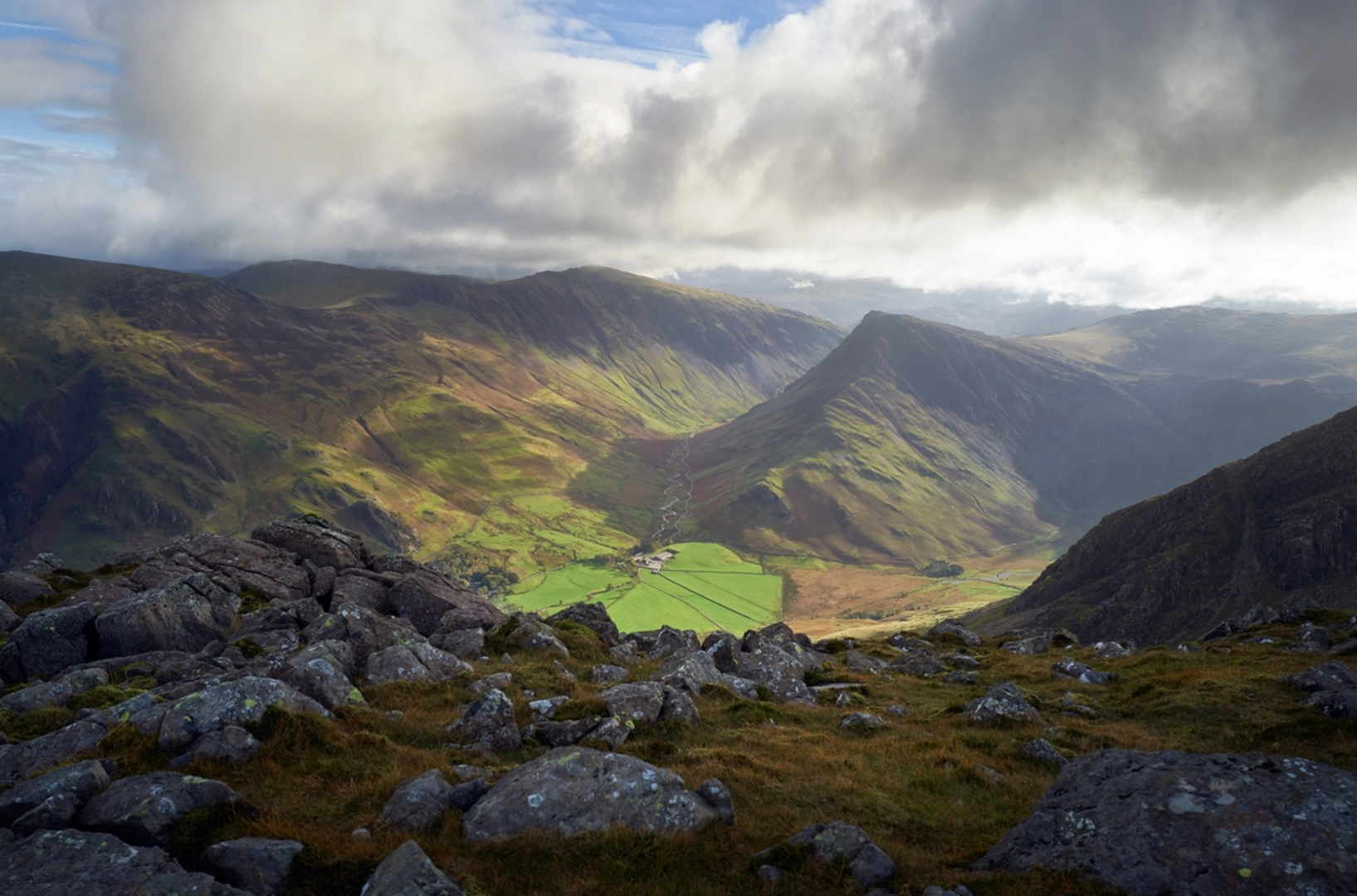 An image depicting the trail Hindscarth and its surrounding area.