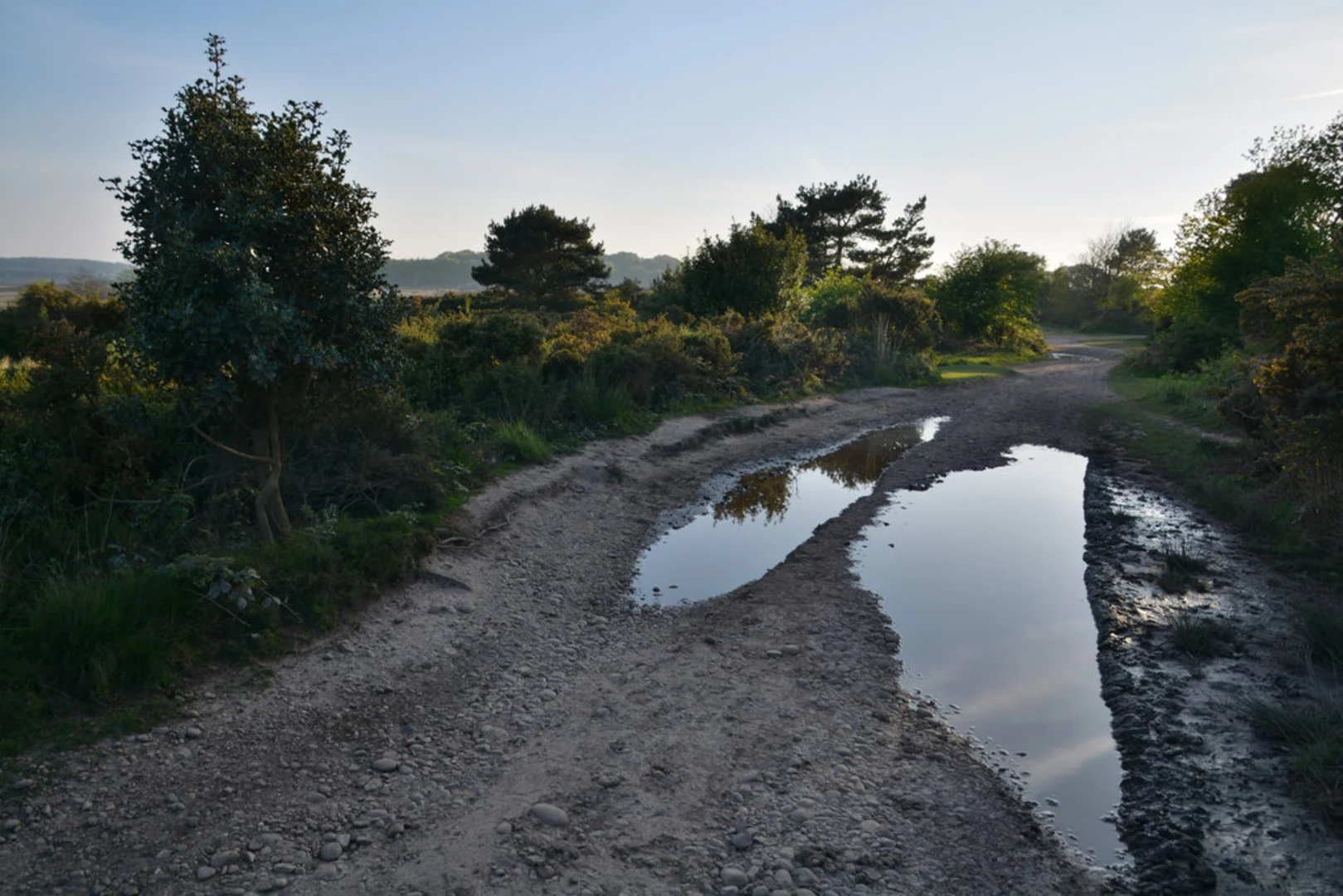 An image depicting the trail Colaton Raleigh Common Loop and its surrounding area.