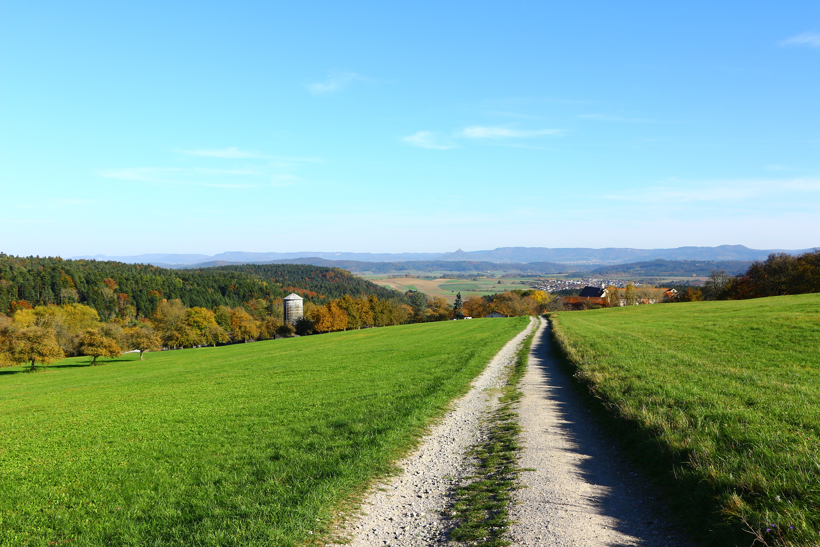 An image depicting the trail Ausoniusweg and its surrounding area.
