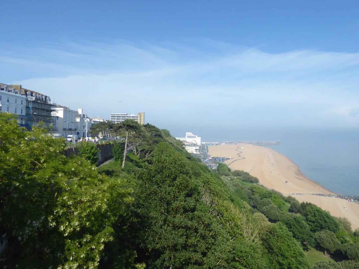 An image depicting the trail Lower Leas Coastal Park Loop and its surrounding area.