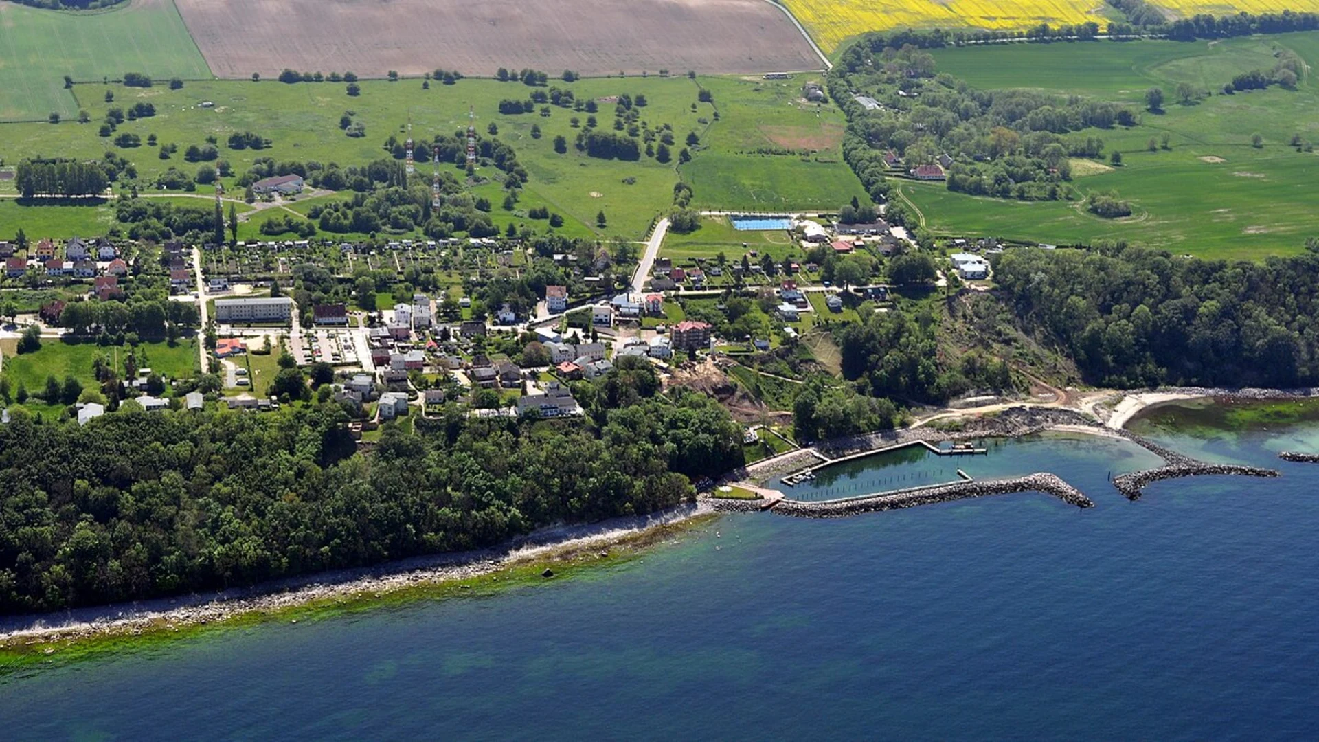 An image depicting the trail Lohme to Stubbenkammer Loop via Grabhügel - Großsteingrab and its surrounding area.