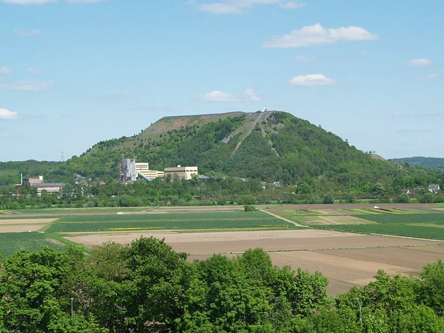 An image depicting the trail Bergehalde Ensdorf DUHAMEL and Bergehalde Loop and its surrounding area.