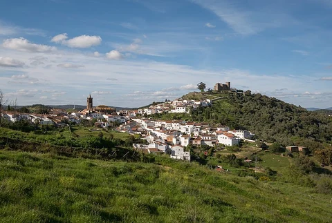 An image depicting the trail Cortegana - Almonaster la Real and its surrounding area.