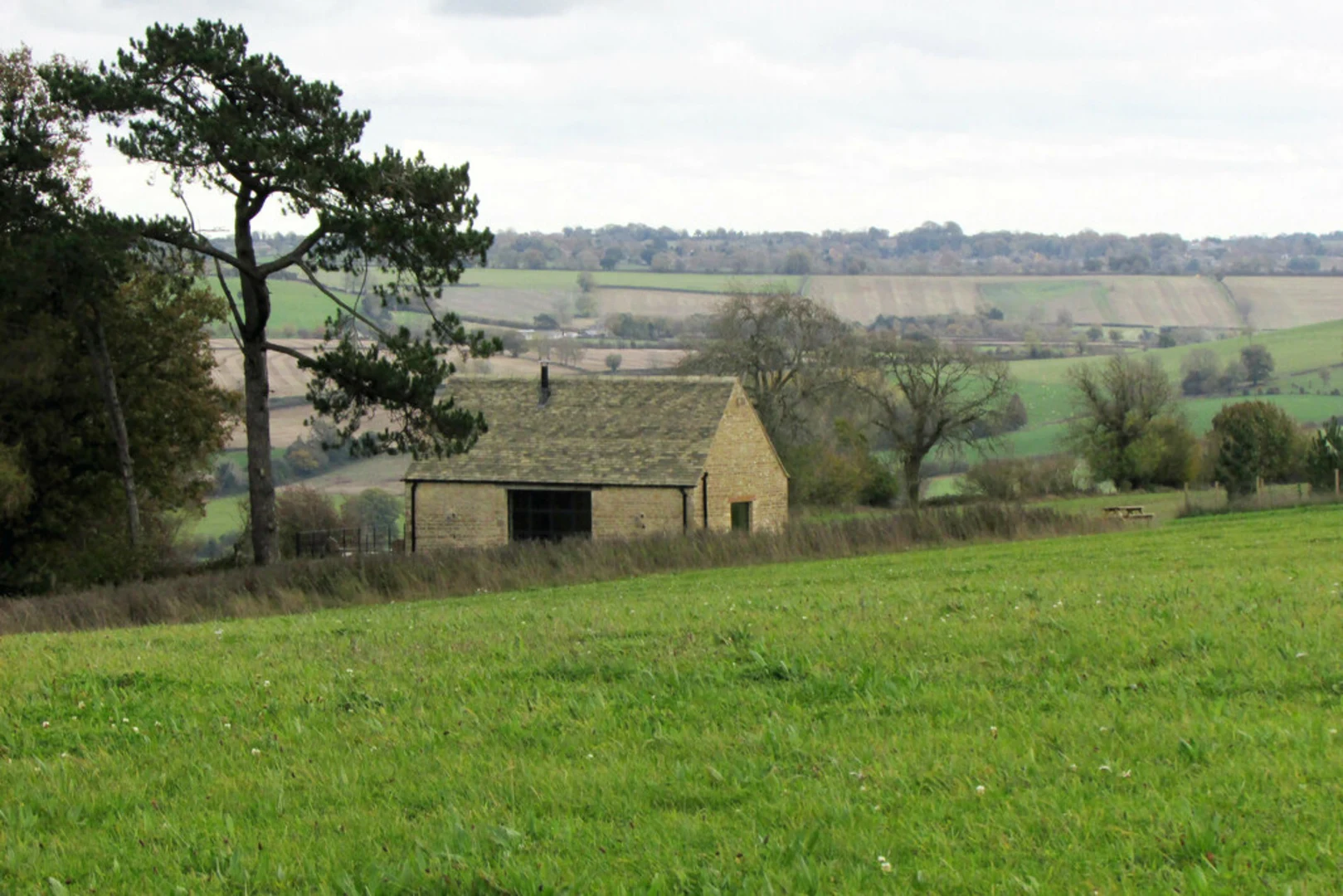 An image depicting the trail Brailes Hill Loop and its surrounding area.