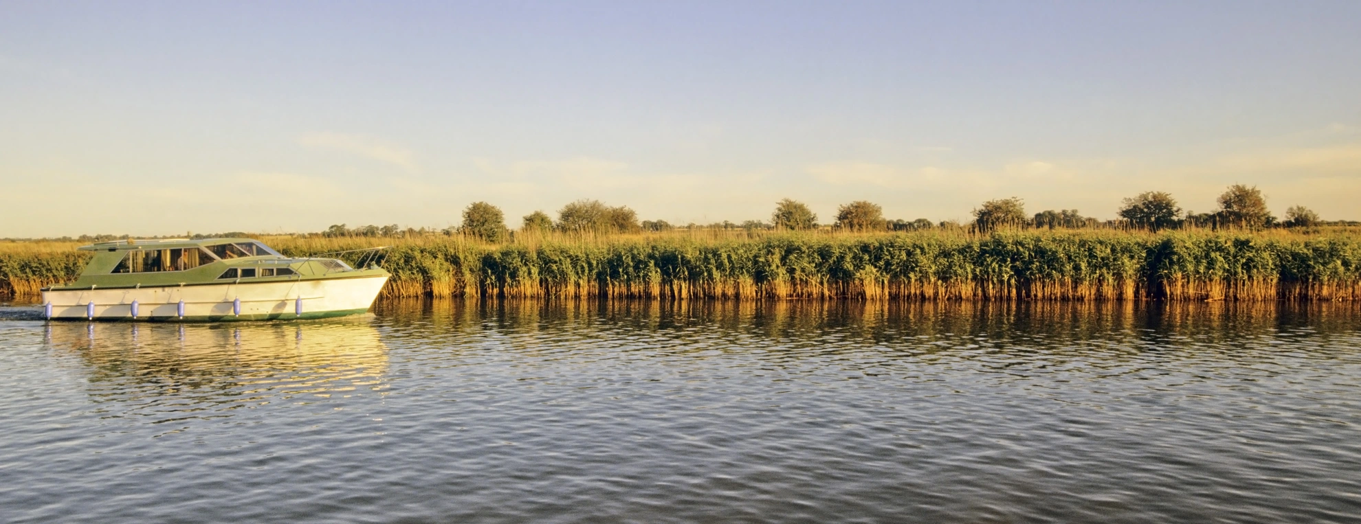 An image depicting the trail Burgh Castle Walk and its surrounding area.