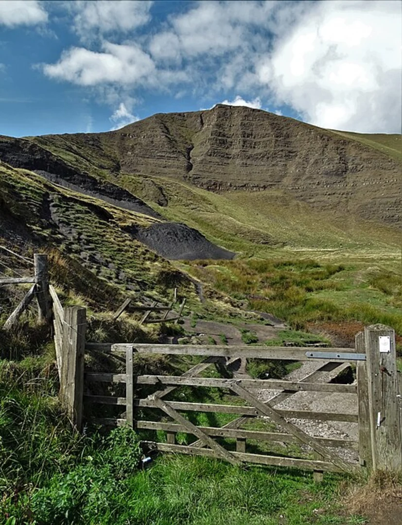 An image depicting the trail Edale to Hayfield via Mam Tor and Lords Seat and its surrounding area.