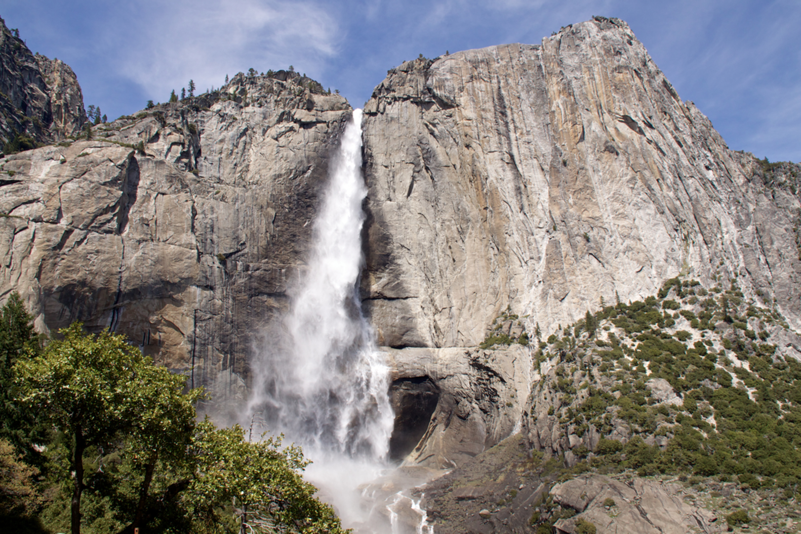 An image depicting the trail Upper Yosemite Falls Trail and its surrounding area.