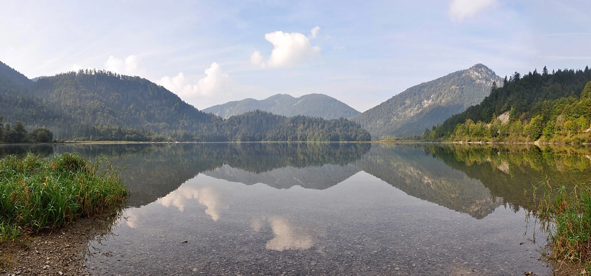 An image depicting the trail Loedensee, Mittersee and Weitsee via Wanderweg and its surrounding area.
