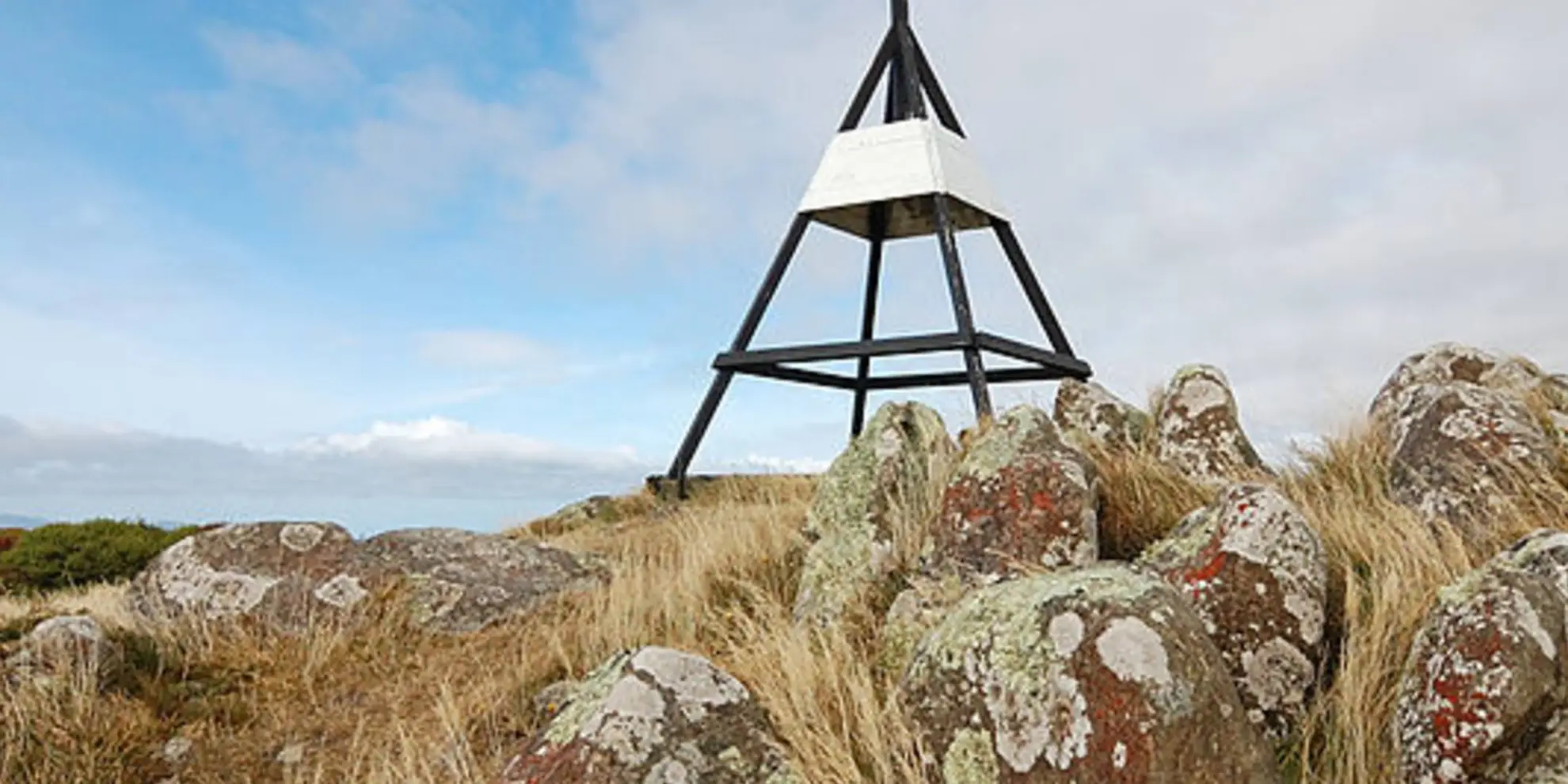 An image depicting the trail Round Knob and Puke Ariki Track and its surrounding area.