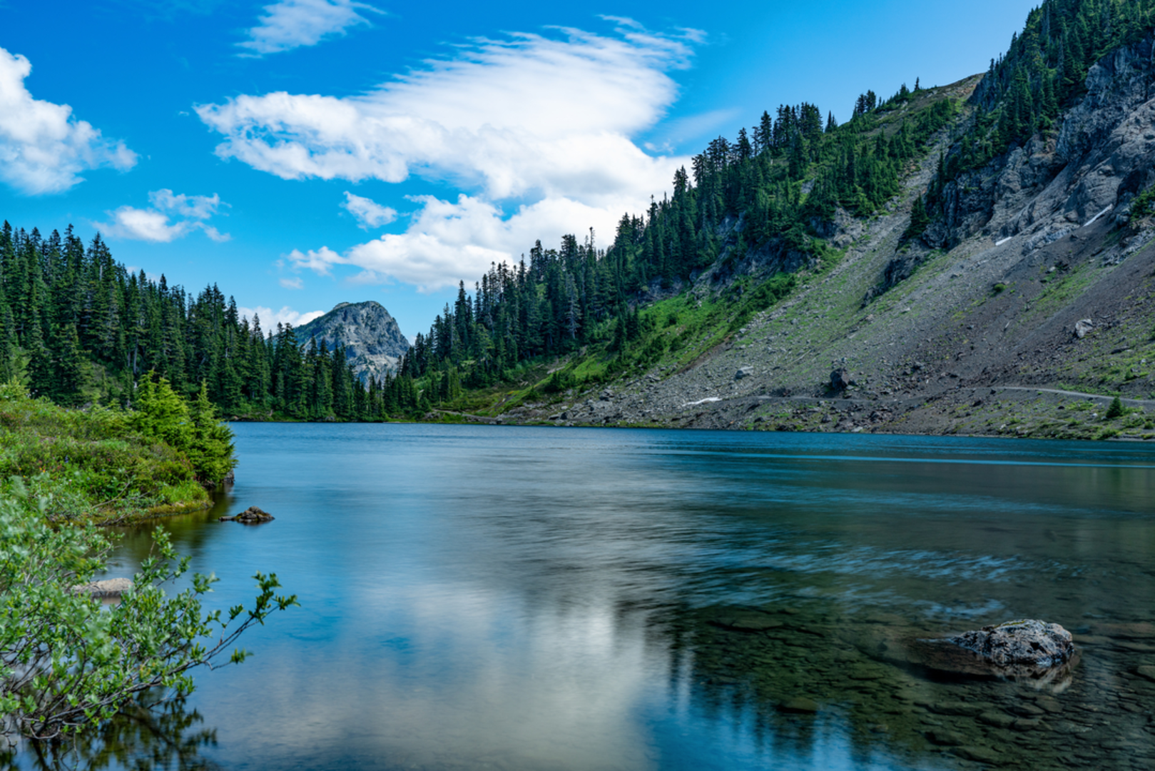 An image depicting the trail Twin Lakes to Silesia Creek Trail and its surrounding area.