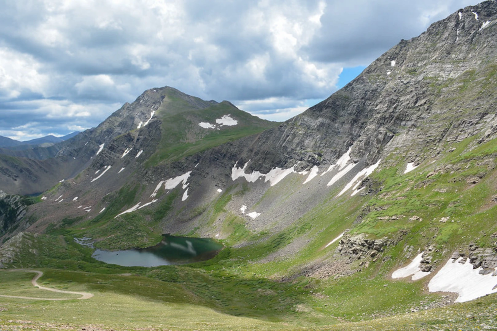 An image depicting the trail Hermit Lake Trail and its surrounding area.