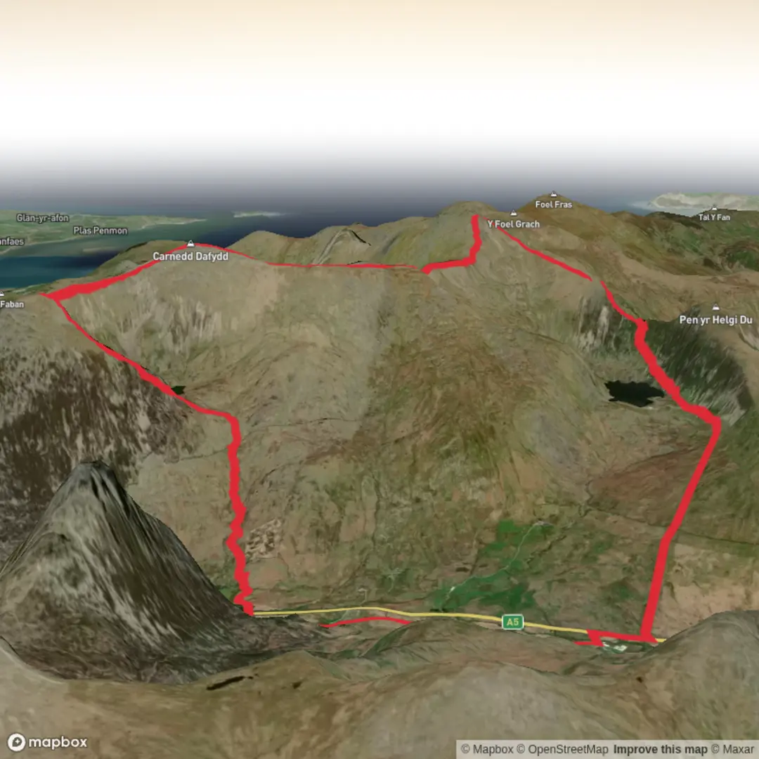 An image depicting the trail Carneddu circ and its surrounding area.