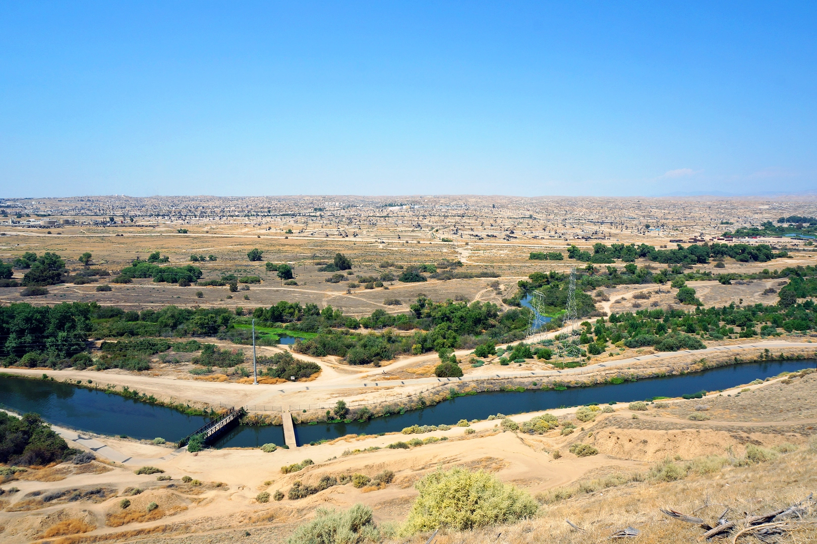 An image depicting the trail Kern River Parkway Trail and its surrounding area.