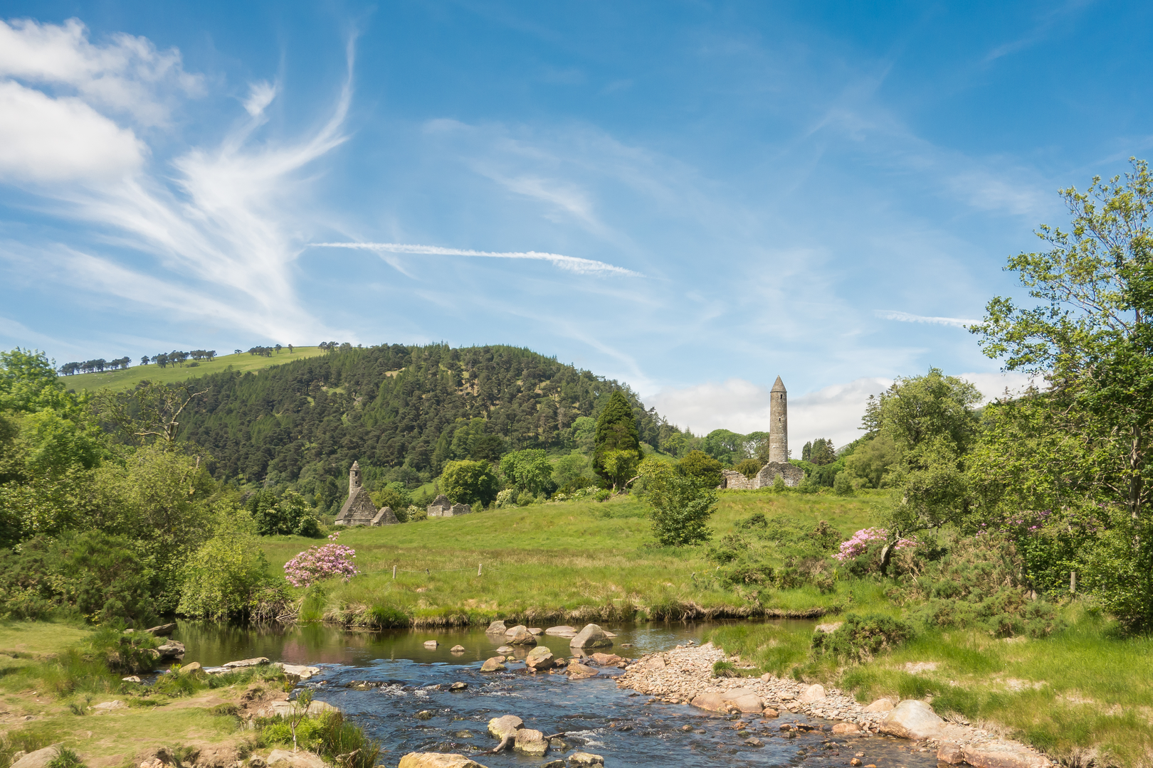 An image depicting the trail Poulanass - Glendalough and its surrounding area.