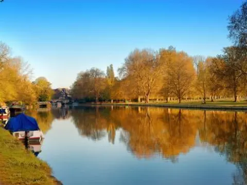 An image depicting the trail Thames Path and its surrounding area.