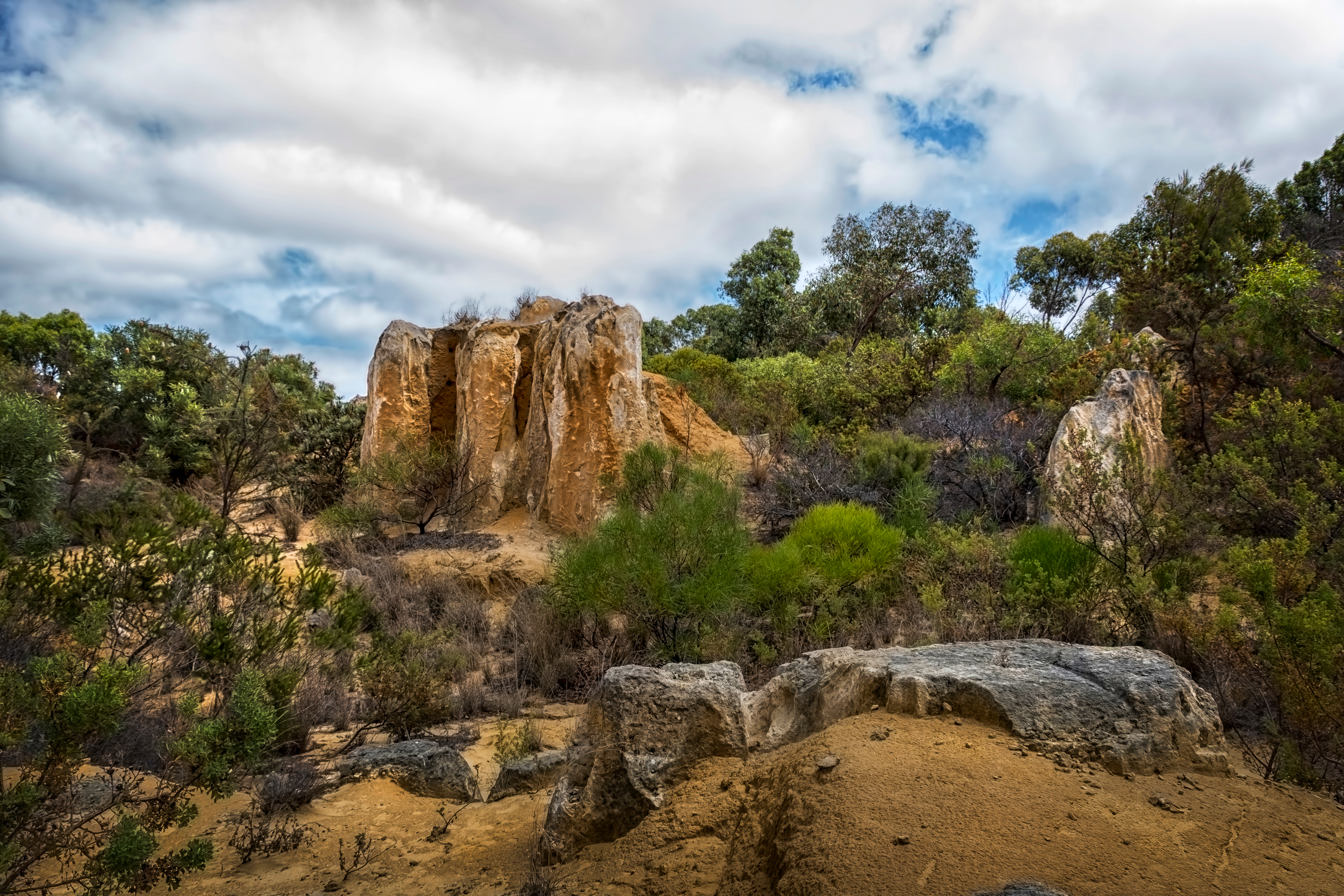 An image depicting the trail Nambung National Park and its surrounding area.