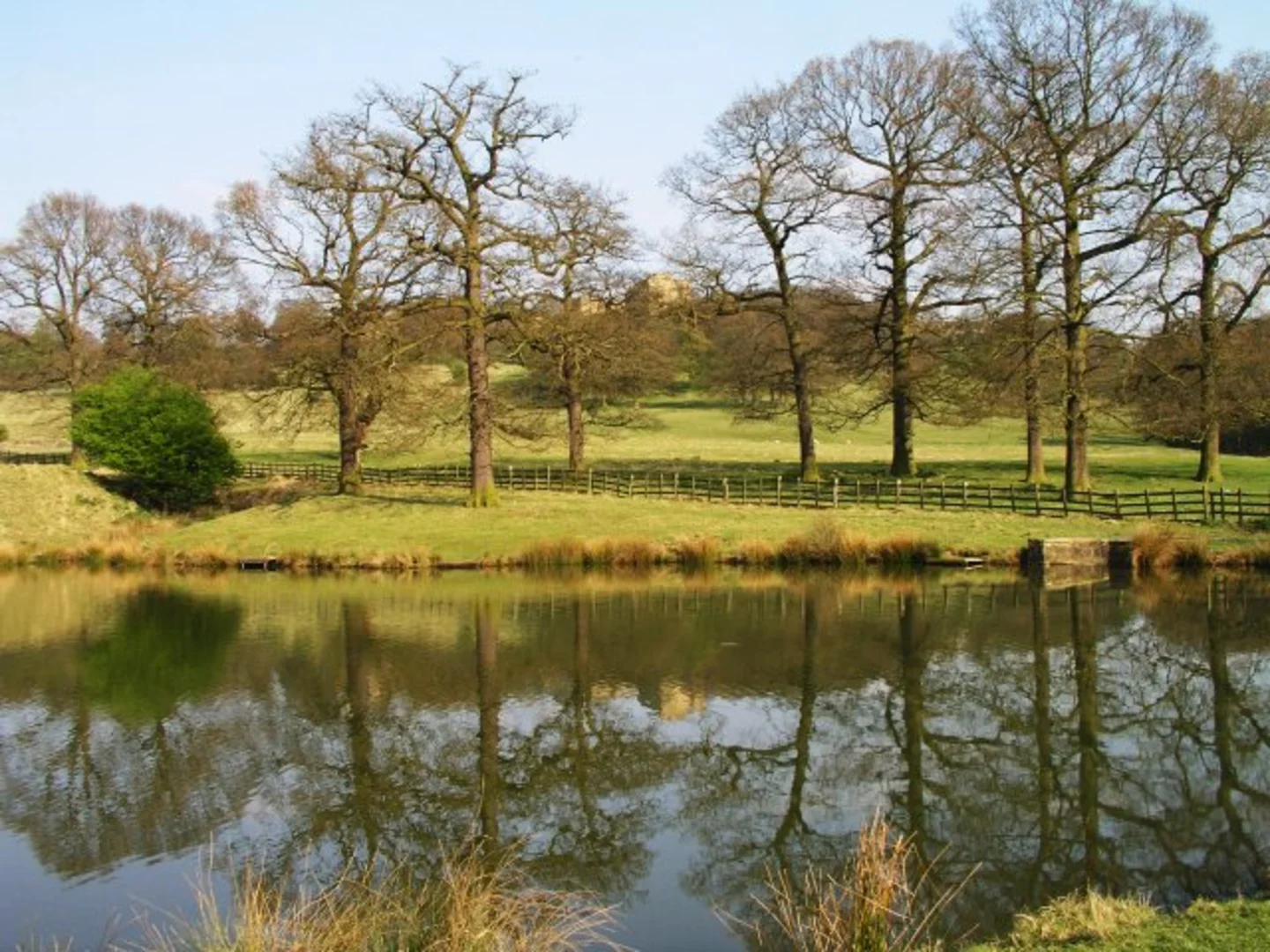 An image depicting the trail Hardwick Hall Derbyshire Walk and its surrounding area.