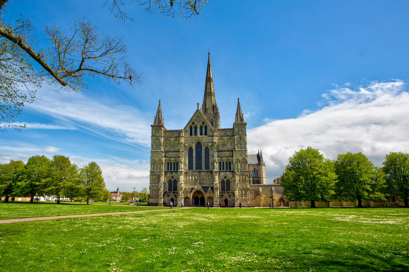 An image depicting the trail Clarendon Way and its surrounding area.