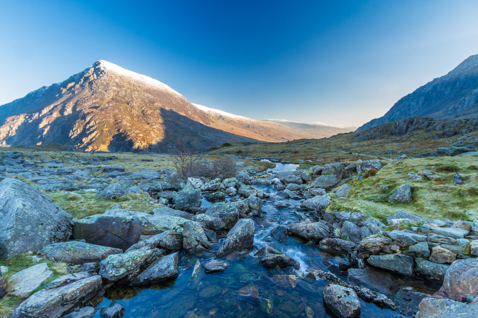 An image depicting the trail Carnedd Llewelyn via the Eastern Carneddau and its surrounding area.