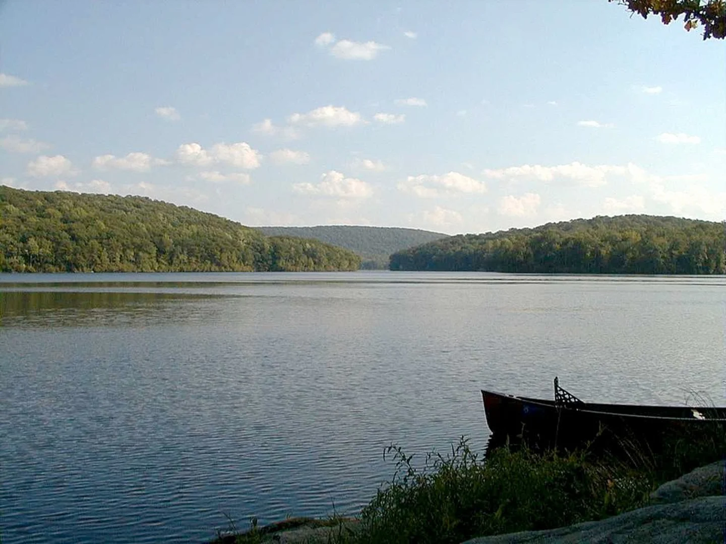 An image depicting the trail Lake Sebago and Lake Skemonto Loop via Tuxedo Mt Ivy Trail and its surrounding area.