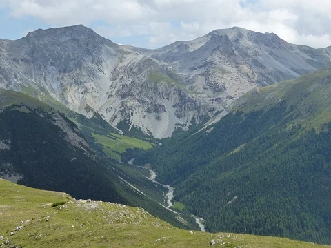 An image depicting the trail Mot Tavrü and its surrounding area.