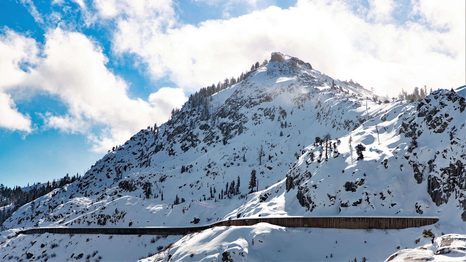 An image depicting the trail Donner Peak via PCT and its surrounding area.