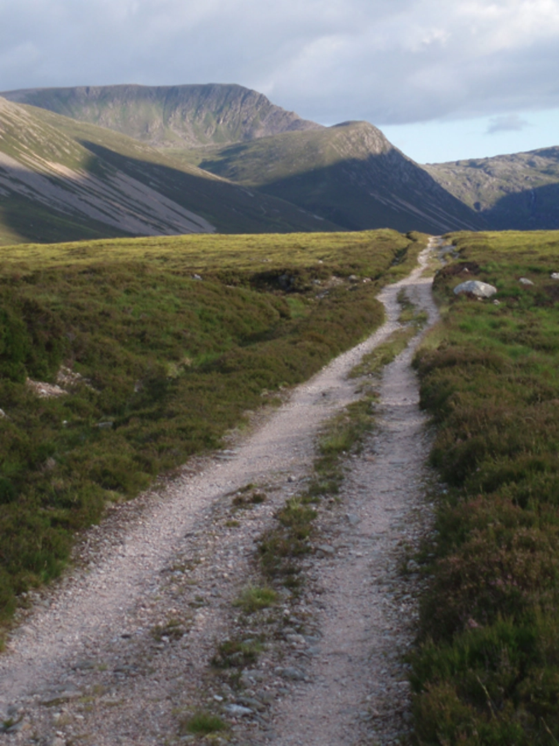 An image depicting the trail Gleann Einich from Loch an Eilien and its surrounding area.
