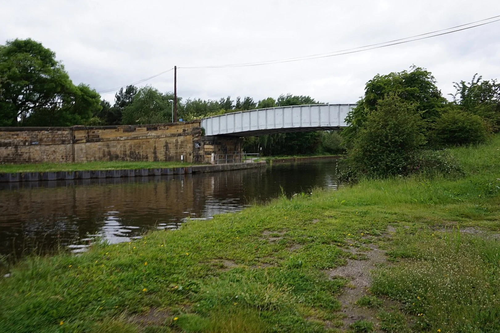 An image depicting the trail Aire via Leeds Country Way and its surrounding area.
