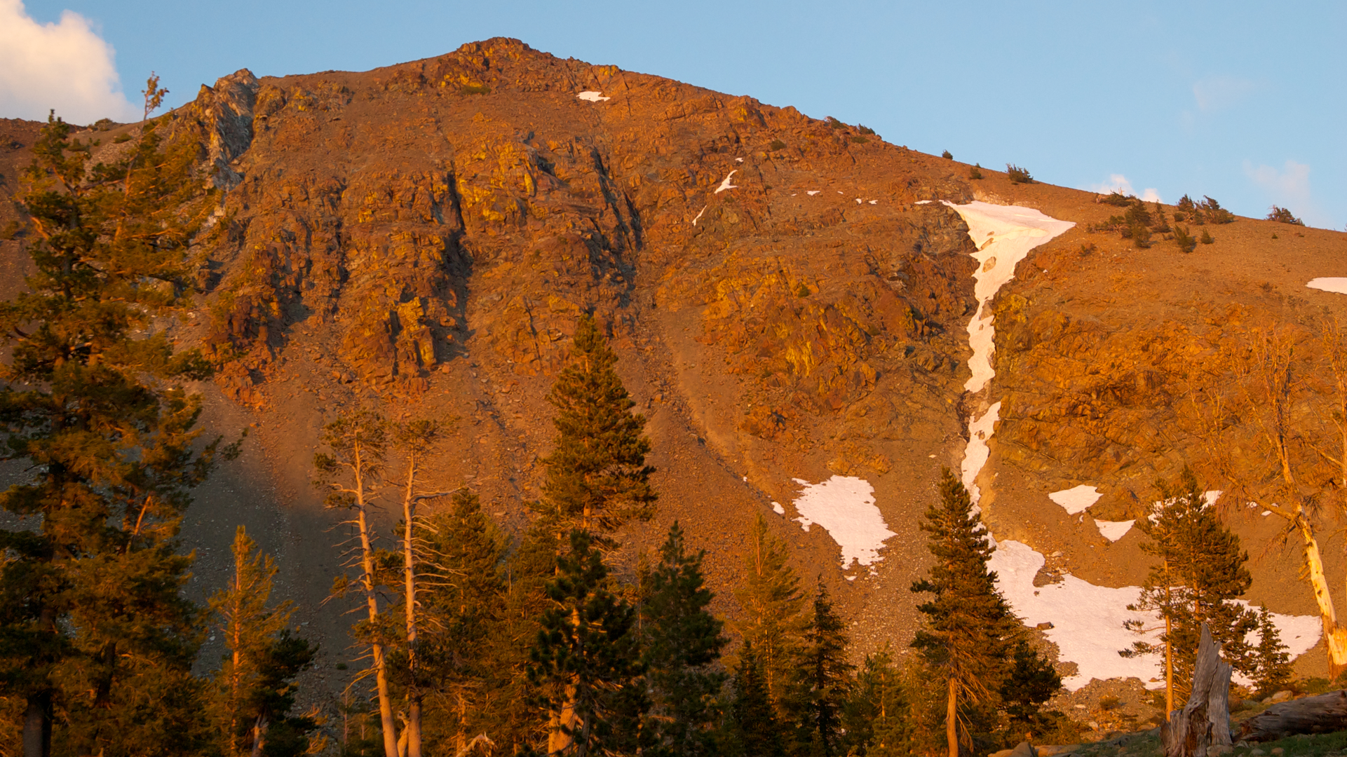 An image depicting the trail Mount Eddy via Pacific Crest Trail and its surrounding area.