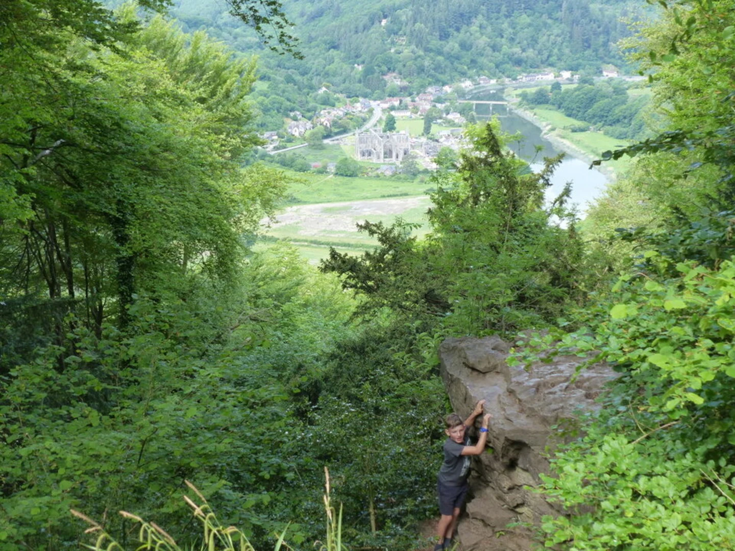 An image depicting the trail Devil's Pulpit Loop and its surrounding area.