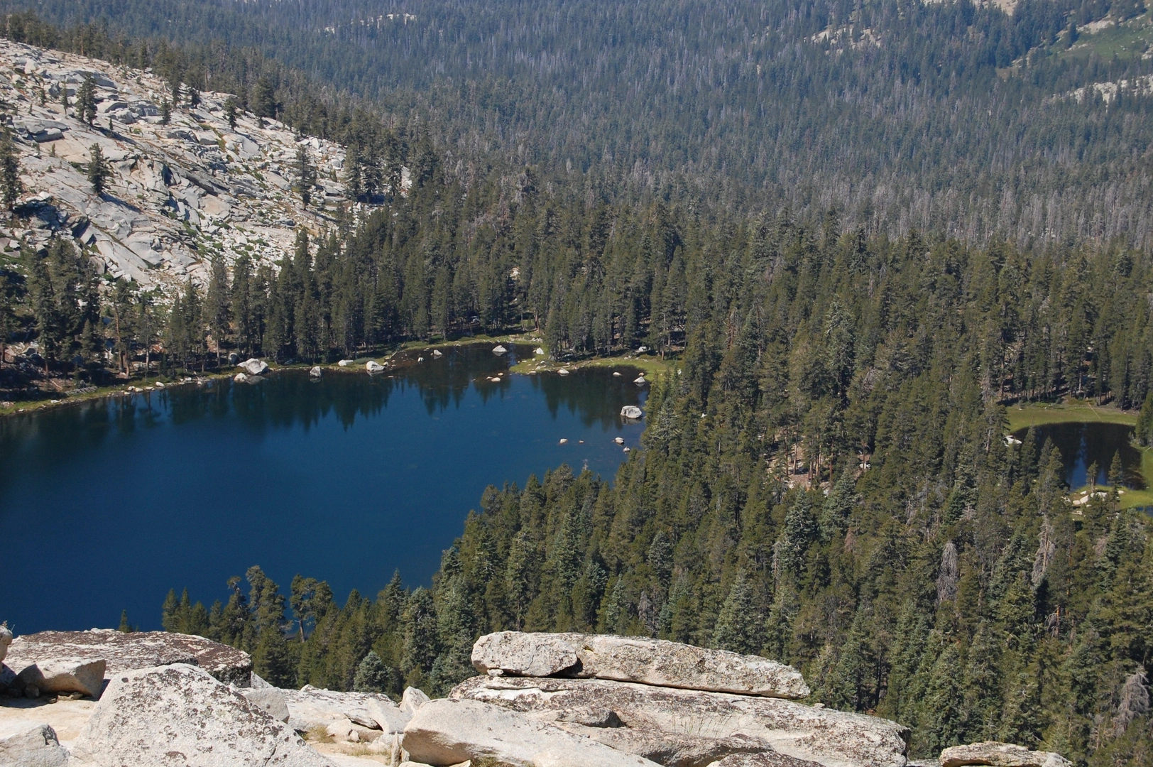 An image depicting the trail Twin Lakes via Silliman Pass South Trail and its surrounding area.