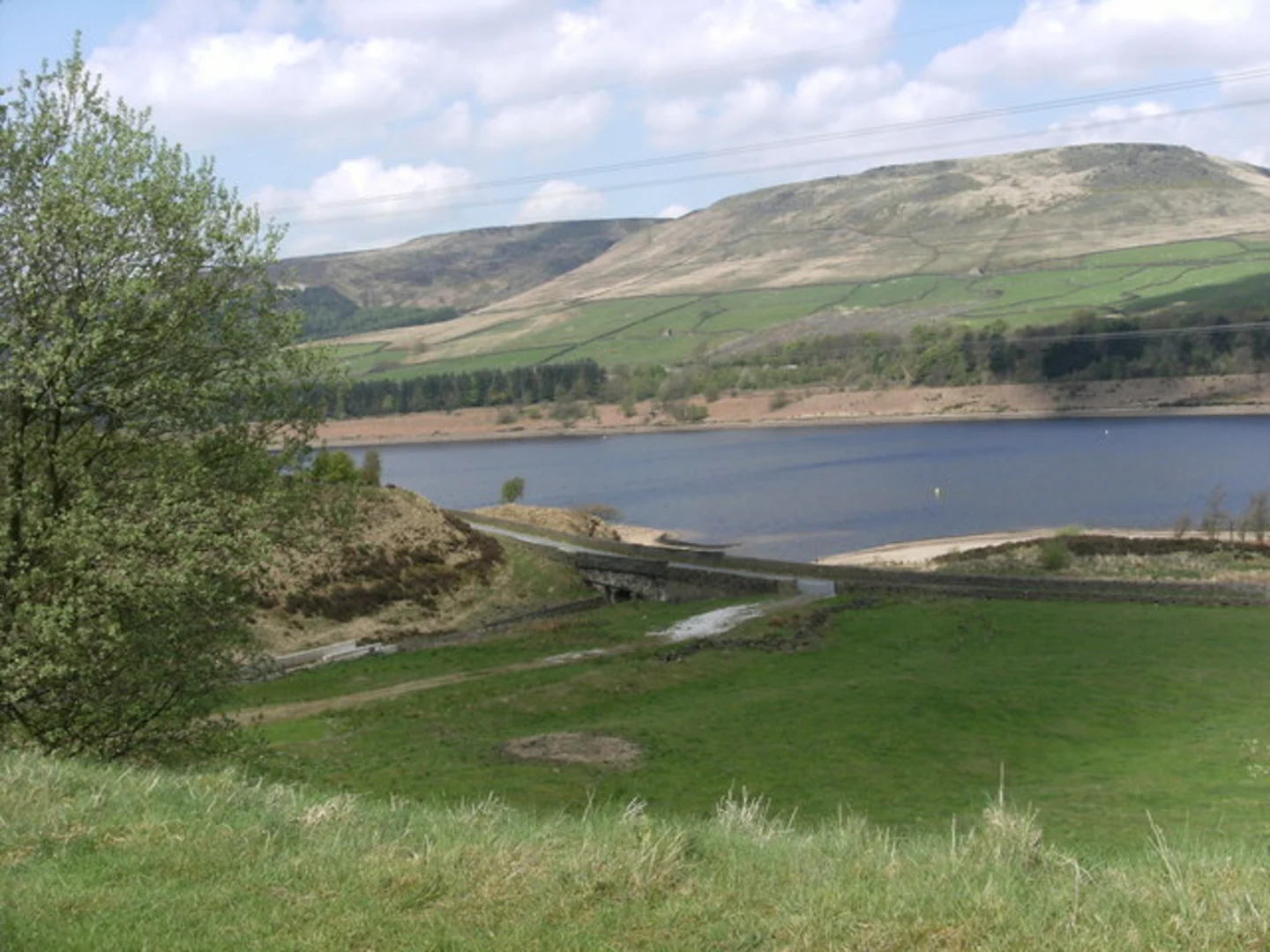 An image depicting the trail Rhodeswood Reservoir Loop - Crowden and its surrounding area.