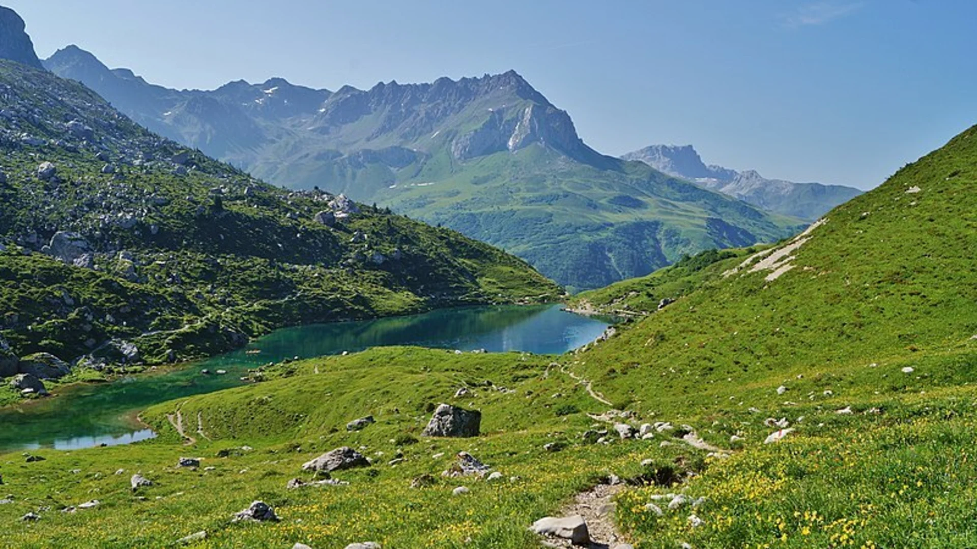 An image depicting the trail Prättigauer Höhenweg and its surrounding area.