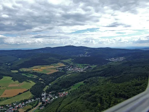 An image depicting the trail Kastell Kleiner Feldberg, Kleiner Feldberg and Weilsberg Loop and its surrounding area.