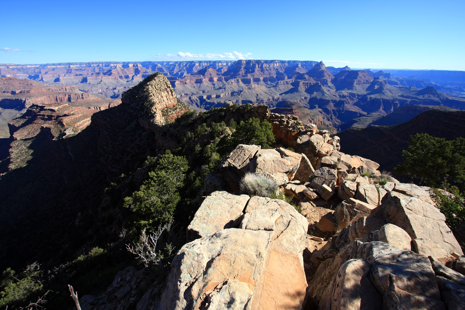 An image depicting the trail Tonto Trail and its surrounding area.