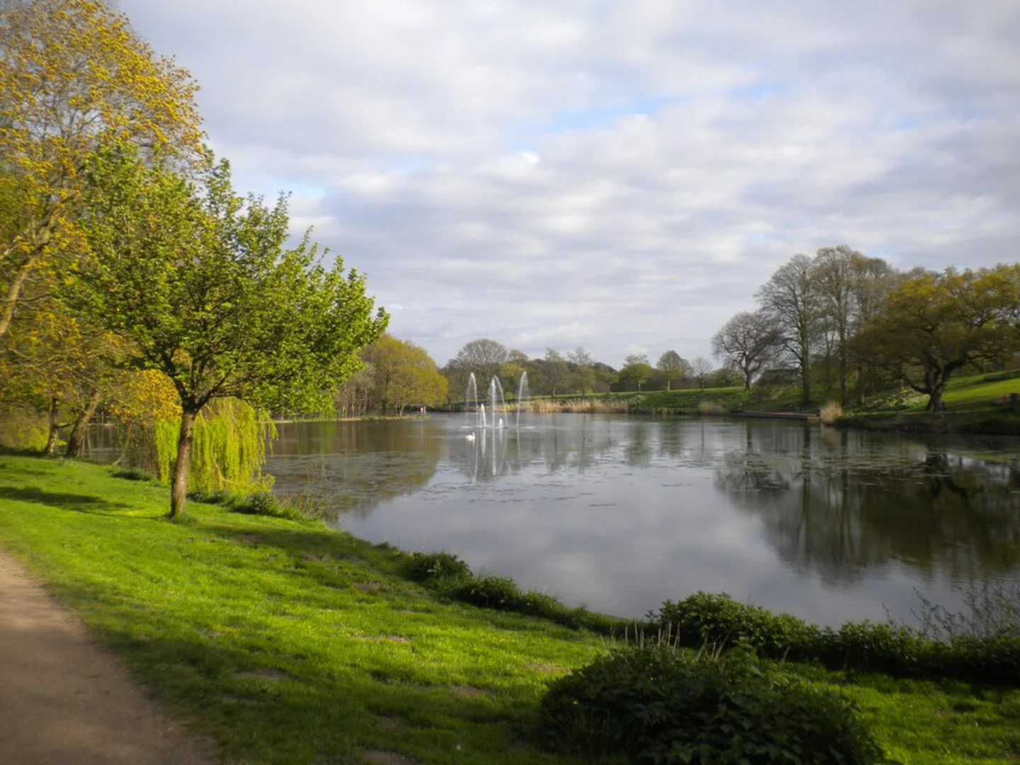 An image depicting the trail Waterloo Lake and Roundhay Park Walk and its surrounding area.