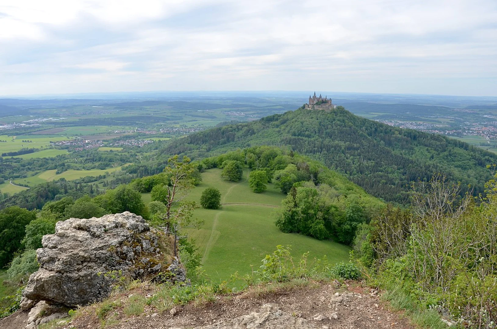 An image depicting the trail Zeller Horn Loop via Traufgang Zollernburg Panorama and its surrounding area.