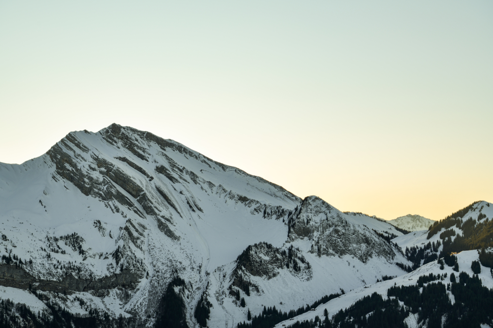 An image depicting the trail Alpine Flower Trail - Klewenstock and its surrounding area.