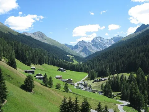 An image depicting the trail Graubünden Alps and its surrounding area.