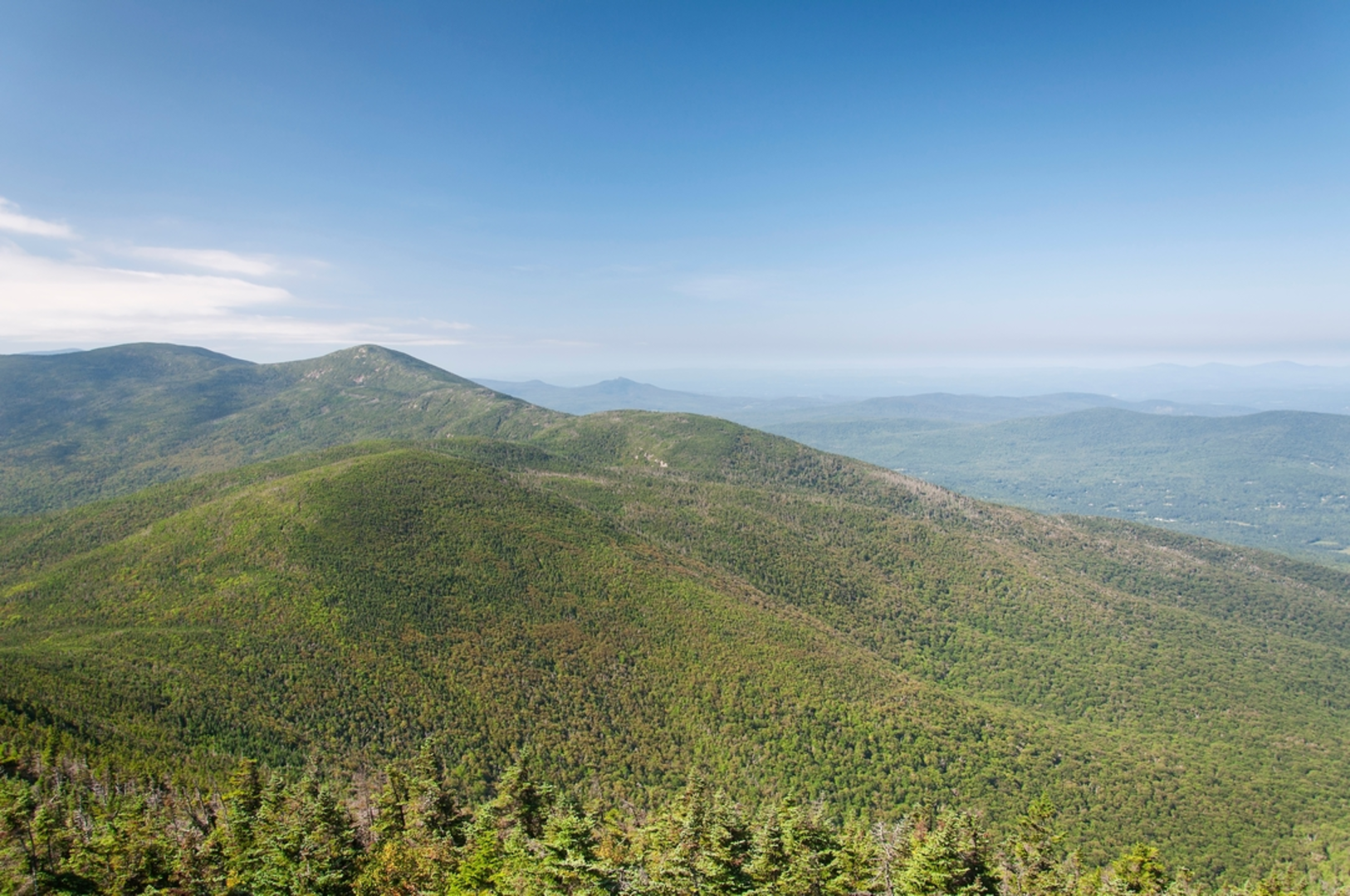 An image depicting the trail Kinsman Pond via Appalachian Trail and its surrounding area.