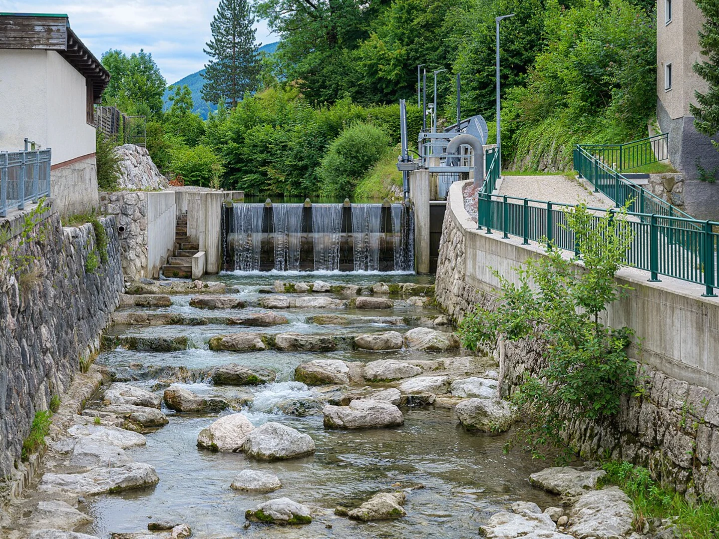 An image depicting the trail Dambach to Rosstal via Gruenstrich and its surrounding area.