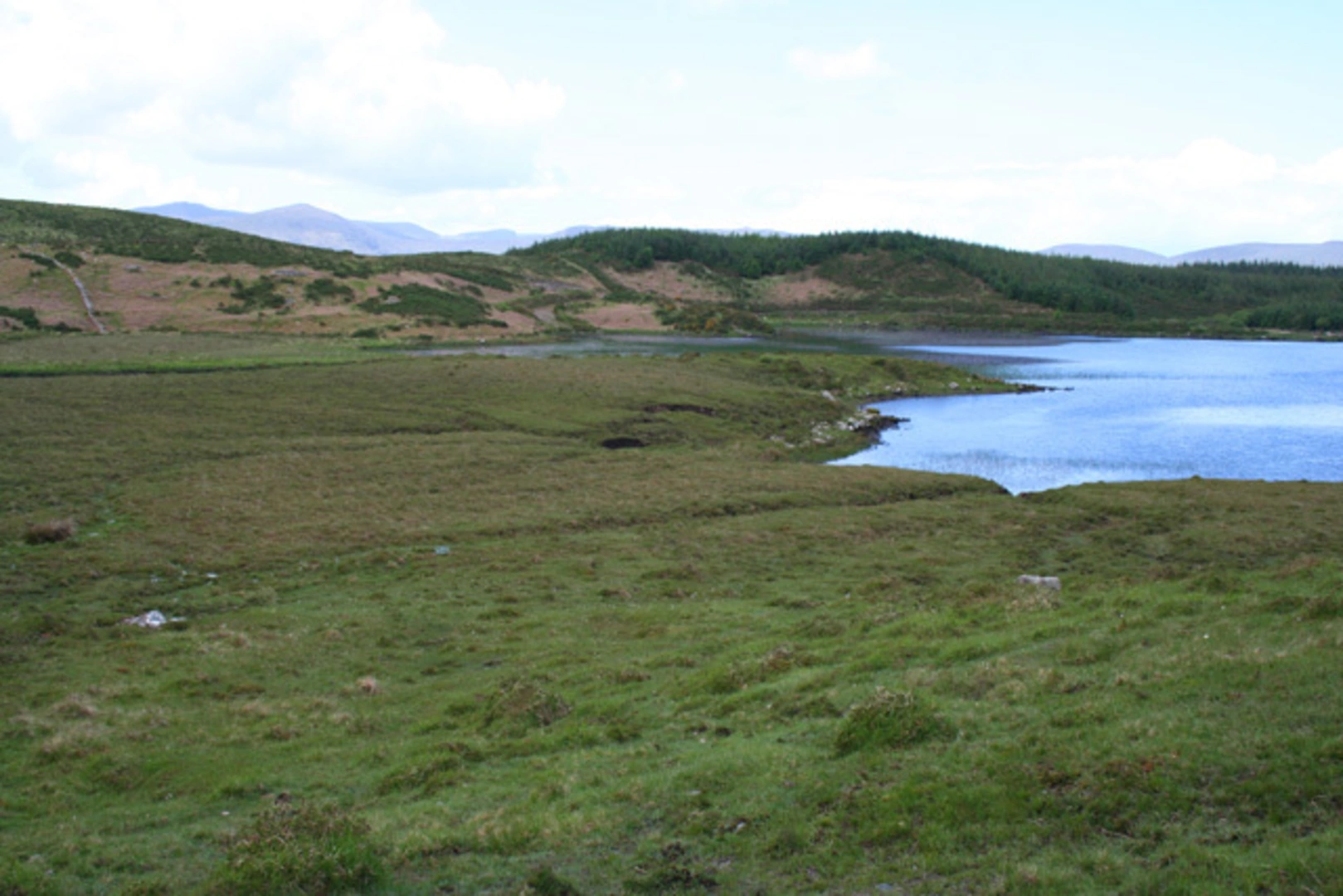 An image depicting the trail Knocknabrone Hill Loop from Lough Acoose and its surrounding area.