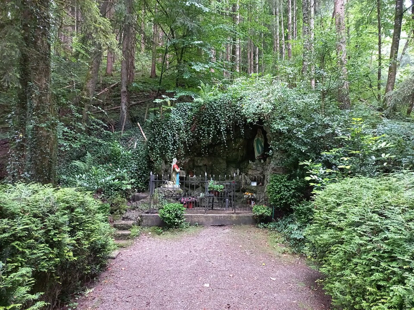 An image depicting the trail Lauxenhof and Ruine Ramsberg Loop and its surrounding area.
