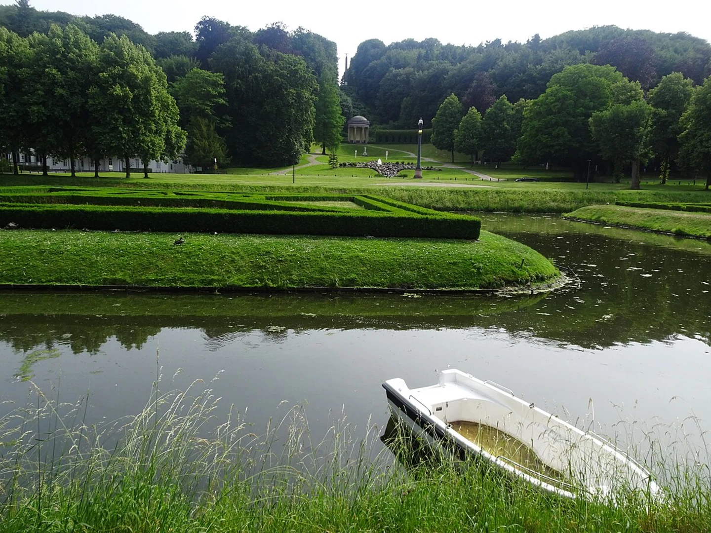 An image depicting the trail Prinz-Moritz-Park, Firtz Montz Grab and Haus Freudenberg Loop via Prinz Moritz Weg and its surrounding area.